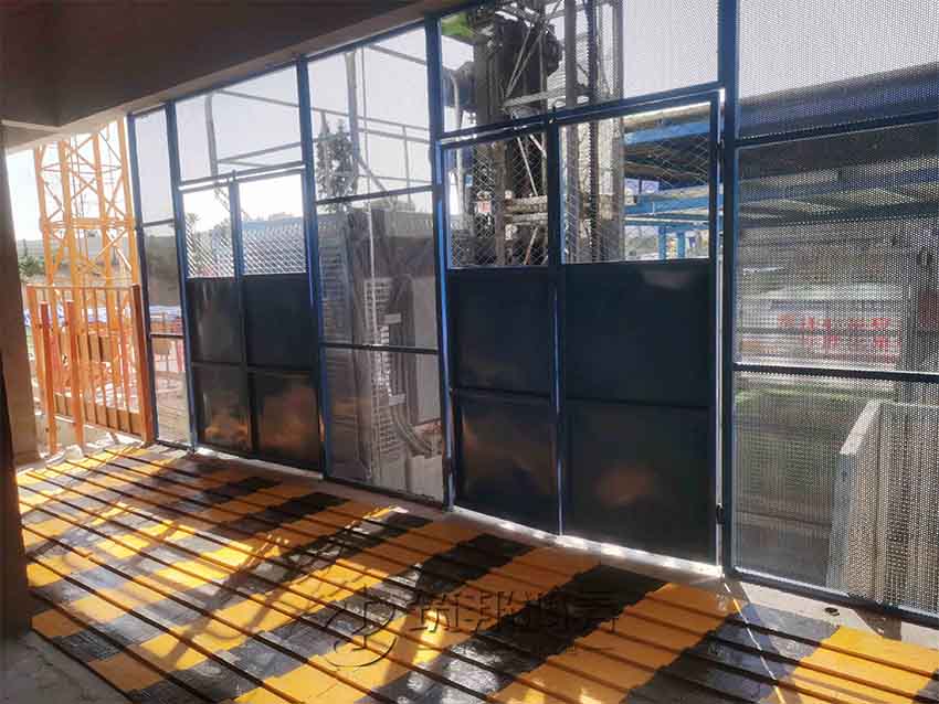 施工電梯樓層防護(hù)內(nèi)側(cè)展示 施工電梯樓層防護(hù)內(nèi)側(cè)展示