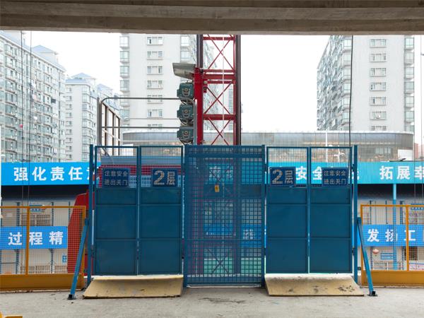施工電梯防護門 施工電梯防護門