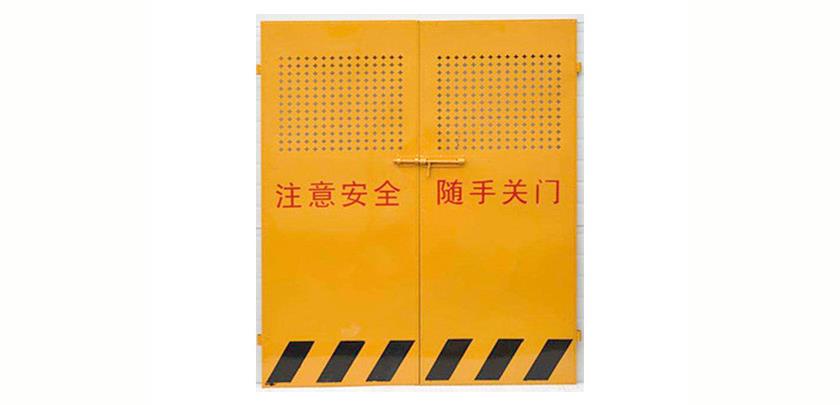 為什么施工電梯防護門是黃色的？